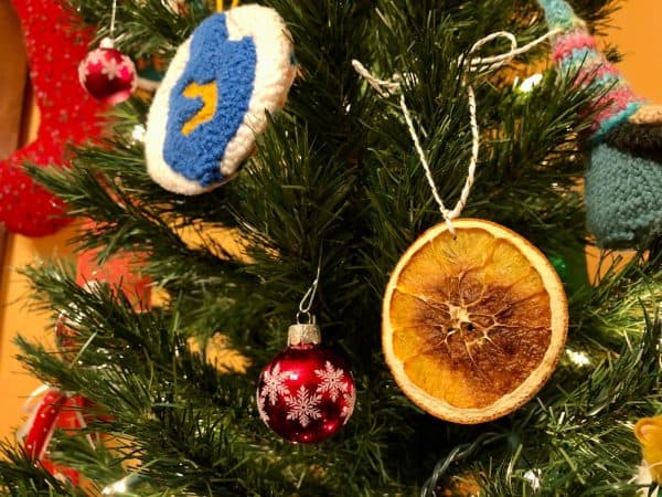 Dried Orange ornament DIY. DIY crafts for Christmas. Holiday crafts. Homemade ornaments.  Holiday decor. Christmas decor.