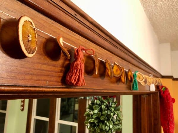 Dried Orange Garland DIY. DIY crafts for Christmas. Holiday crafts. Homemade garland. 